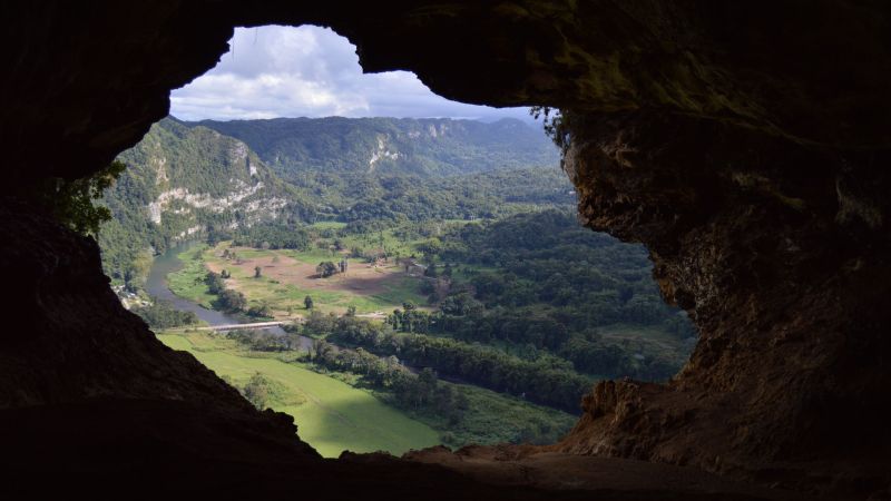 File:Land-cueva-ventana.jpg